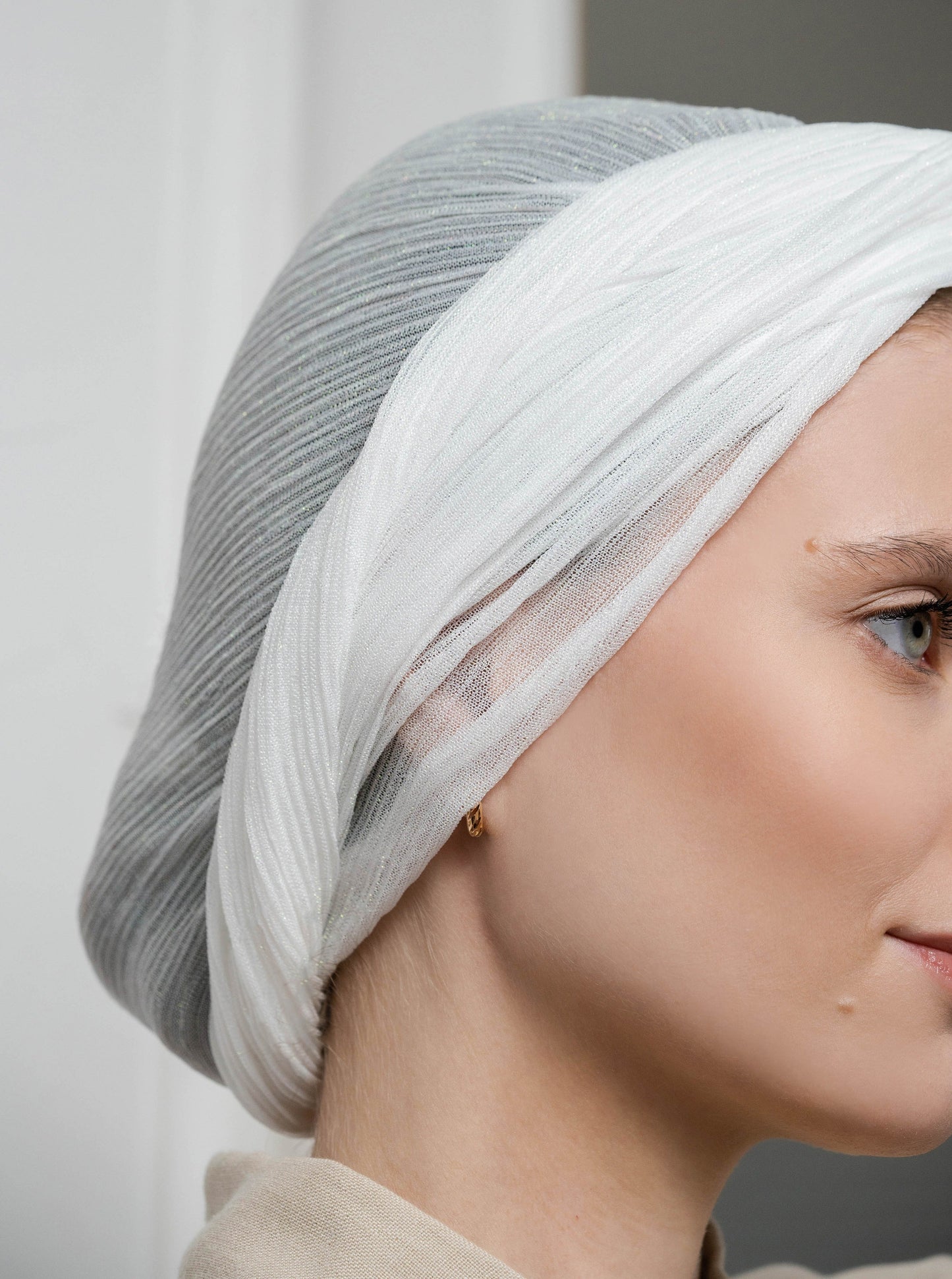 Shimmering multifunctional headwrap - white
